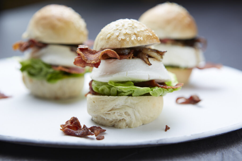 Mini-Burger mit französischem Ziegenkäsetaler und Bacon