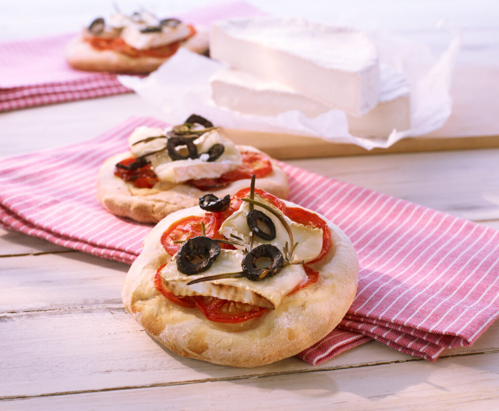 Mini-Pizzen mit Ziegencamembert mit Kirschtomaten, französischem Ziegencamembert und Rosmarin