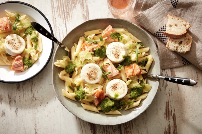 Penne mit gegrilltem Lachs, gehobeltem Fenchel und Rucola Erdnusspesto mit gratiniertem Ziegenkäsetaler