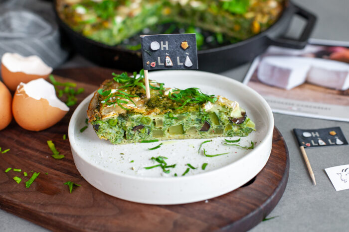 Sommerliche Frittata mit französischem Ziegen-Camembert