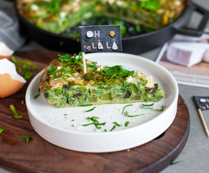 Sommerliche Frittata mit französischem Ziegen-Camembert