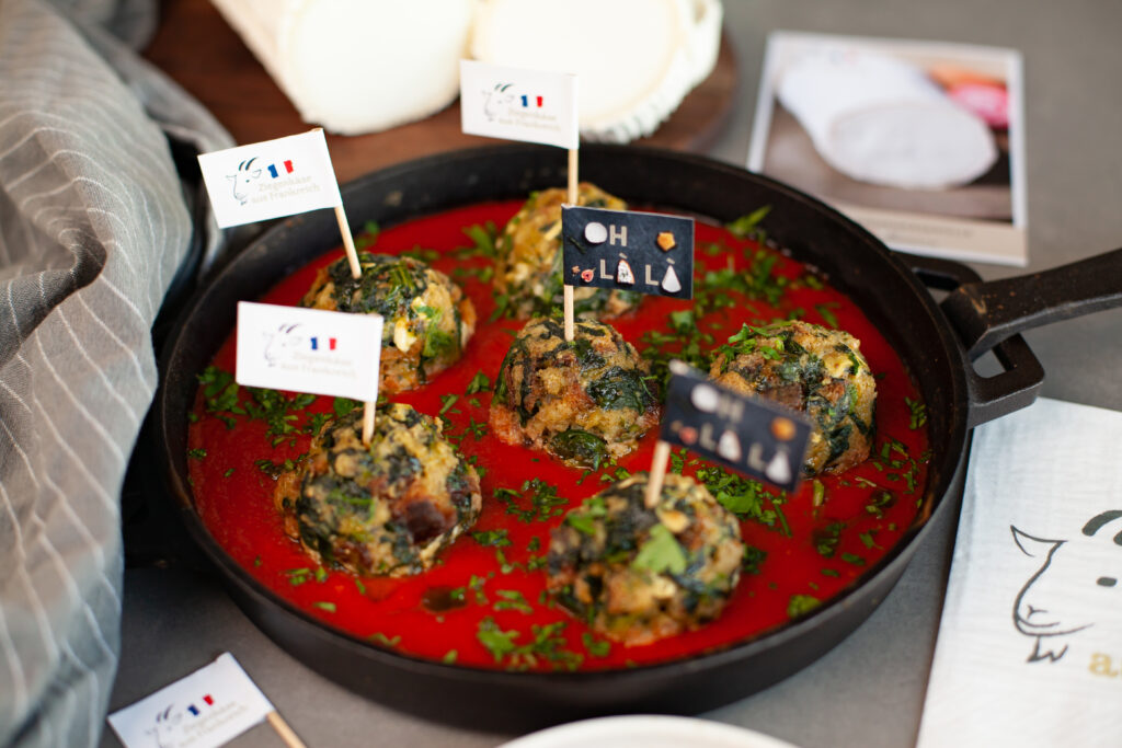 Gebackene Spinatknödel mit großer französischer Ziegenkäserolle