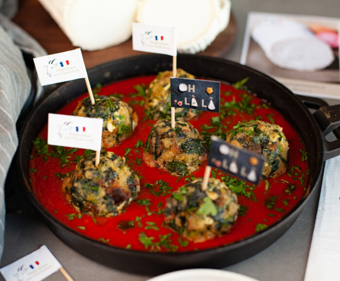 Gebackene Spinatknödel mit großer französischer Ziegenkäserolle