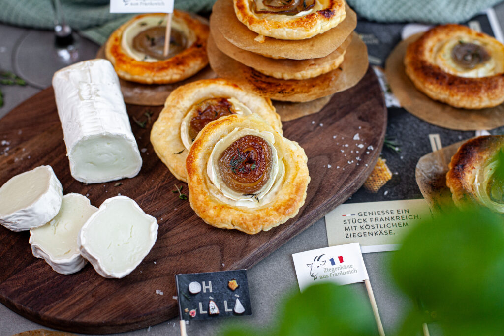 Upside Down Onion Tartes mit gereifter französischer Ziegenkäserolle