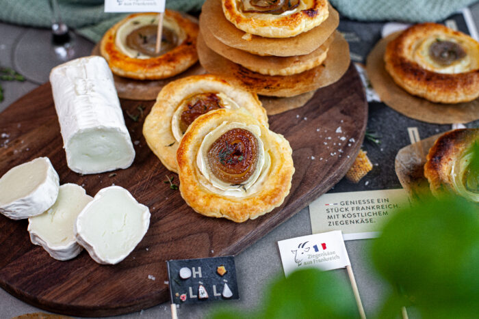 Upside Down Onion Tartes mit gereifter französischer Ziegenkäserolle