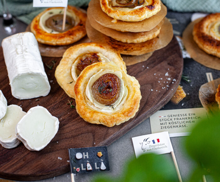 Upside Down Onion Tartes mit gereifter französischer Ziegenkäserolle