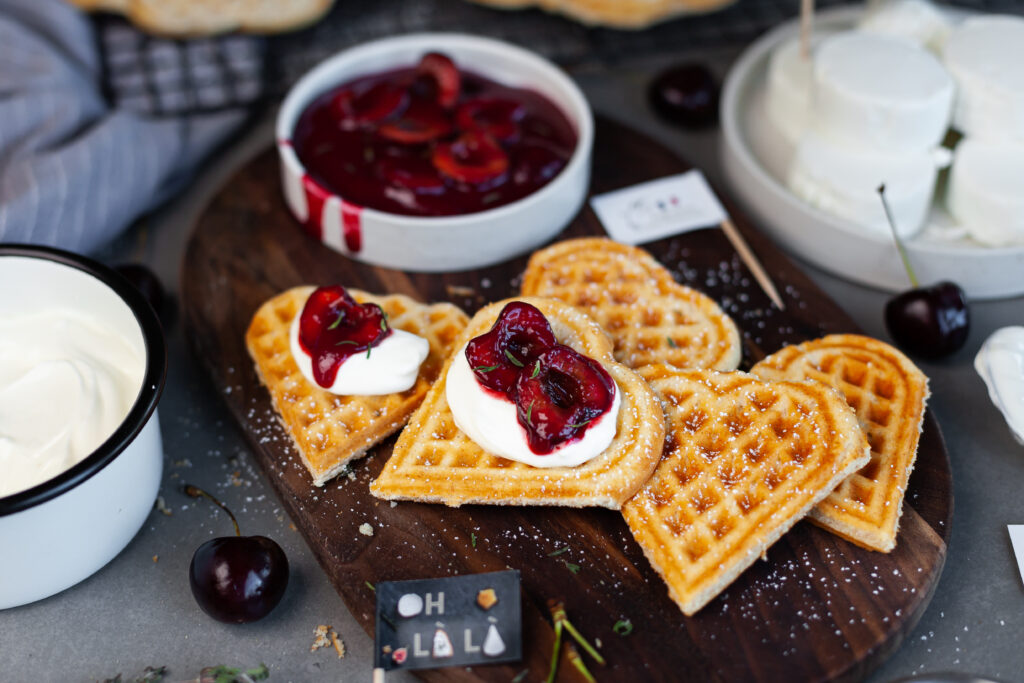 Waffeln mit französischen Ziegenfrischkäsetalern und Kirsch-Thymian-Soße