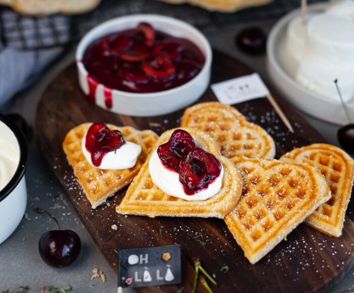Waffeln mit französischen Ziegenfrischkäsetalern und Kirsch-Thymian-Soße