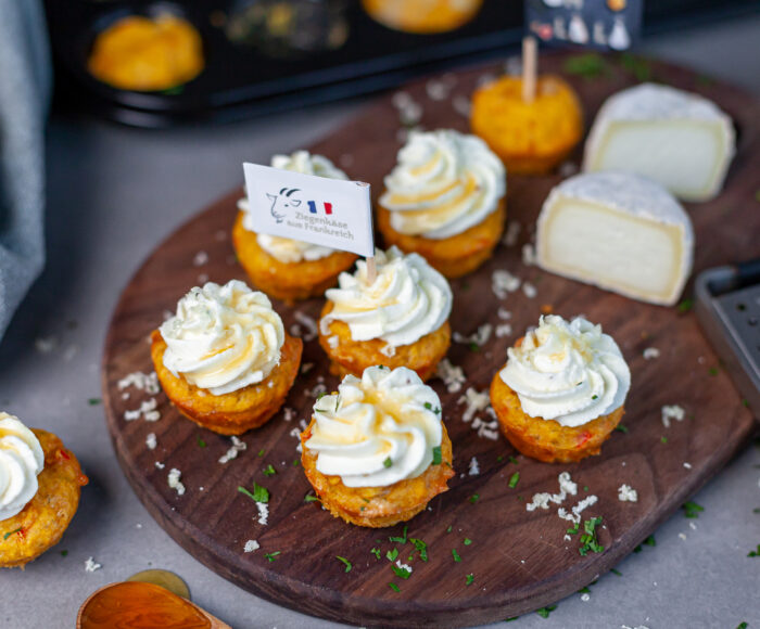 Herzhafte Karotten-Cupcakes mit Chavignol-Honig-Topping