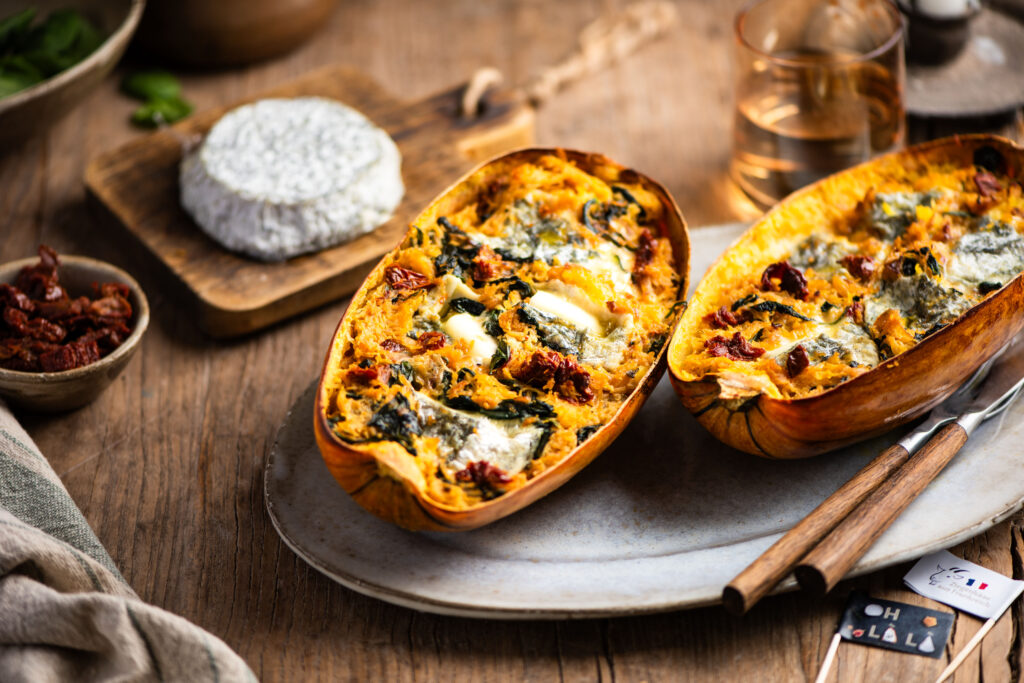 Spaghettikürbis mit Ziegenfrischkäse, Spinat und getrockneten Tomaten