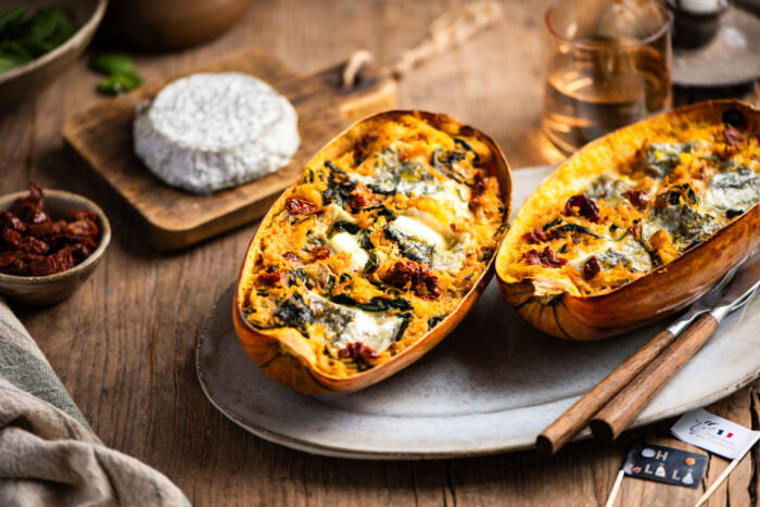 Spaghettikürbis mit Ziegenfrischkäse, Spinat und getrockneten Tomaten