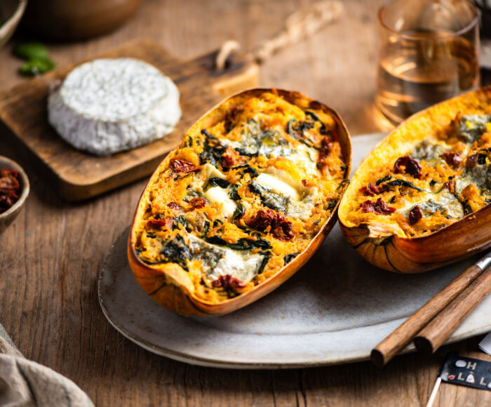 Spaghettikürbis mit Ziegenfrischkäse, Spinat und getrockneten Tomaten